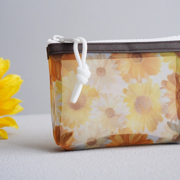 透け感が可愛い◎通気性抜群の立体メッシュポーチ（ヒマワリ向日葵）ハンカチや布マスク入れ/コスメポーチ/通勤通学に/旅行 4枚目の画像