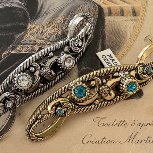 ドイツVintage 透かし装飾とガラスの横長ブローチ アクセサリー