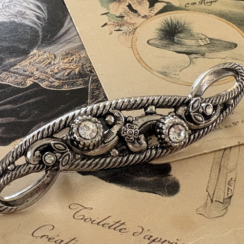 ドイツVintage 透かし装飾とガラスの横長ブローチ アクセサリー