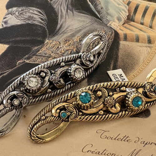 ドイツVintage 透かし装飾とガラスの横長ブローチ アクセサリー