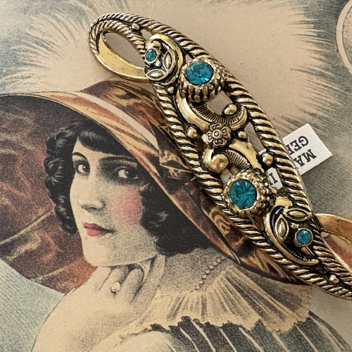 ドイツVintage 透かし装飾とガラスの横長ブローチ アクセサリー