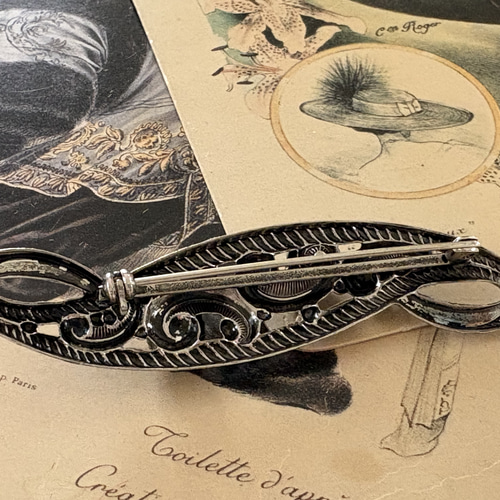 ドイツVintage 透かし装飾とガラスの横長ブローチ アクセサリー