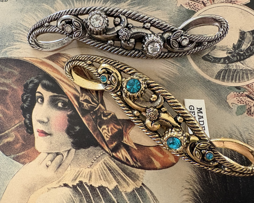 ドイツVintage 透かし装飾とガラスの横長ブローチ アクセサリー