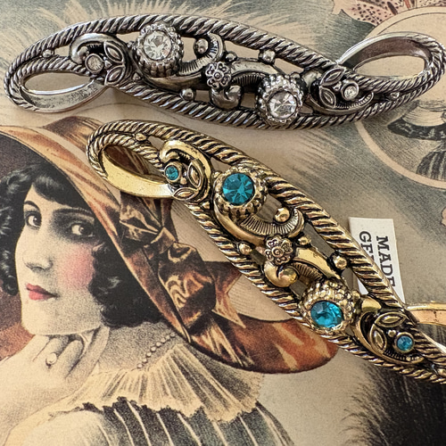 ドイツVintage 透かし装飾とガラスの横長ブローチ アクセサリー