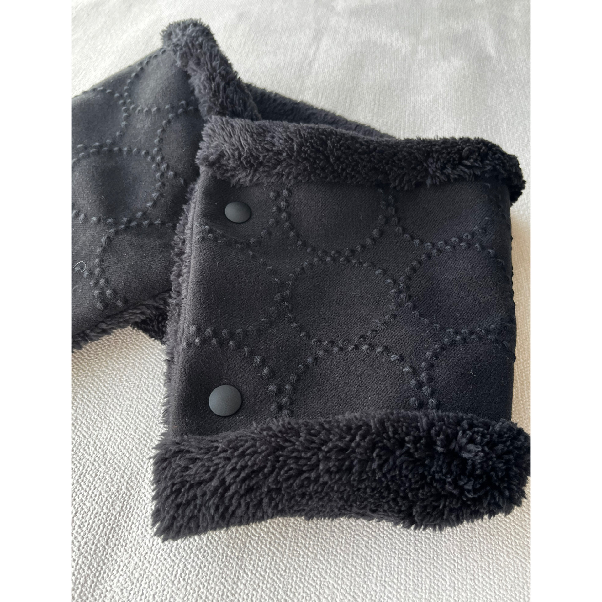 【ボタンタイプ】贅沢♪ ボア ネックウォーマーdop tambourineの黒ミナペルホネン生地使用