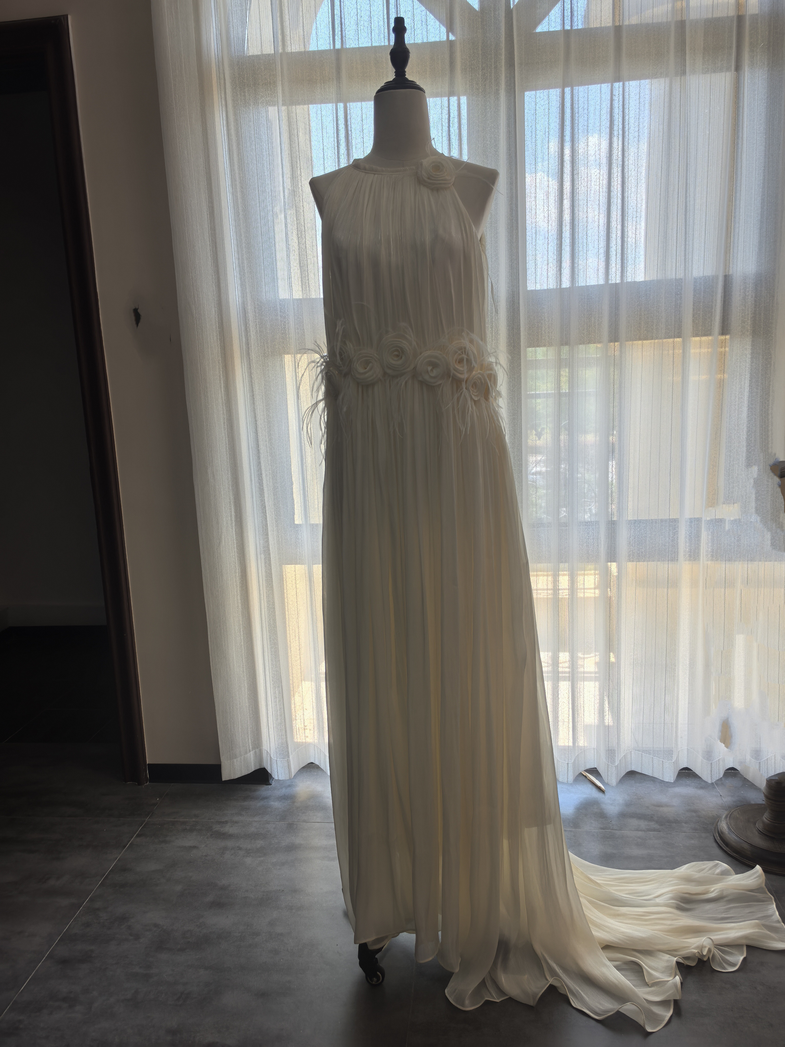 美しい バラ  モダンな襟  ウエディングドレス ショートトレイン ふんわりとした柔らかい手触り パーティー結婚式K10