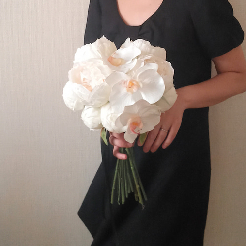 ホワイト ピオニー 芍薬 胡蝶蘭 ウェディングブーケ アーティ