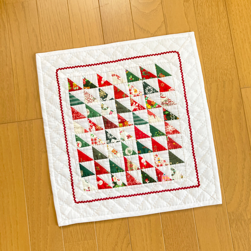 クリスマス クリスマス 三角つなぎのタペストリー パッチワークキルト