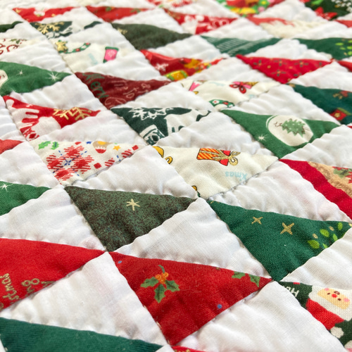 【ハンドメイド】クリスマス キルト タペストリー98×98cm クリスマス クリスマス 三角つなぎのタペストリー パッチワークキルト