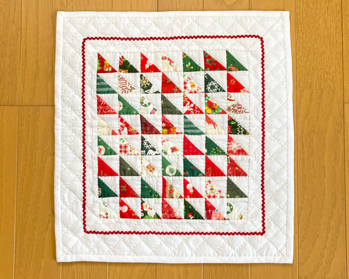 クリスマス クリスマス 三角つなぎのタペストリー パッチワークキルト