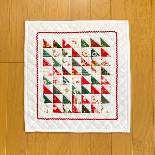 クリスマス クリスマス 三角つなぎのタペストリー パッチワークキルト