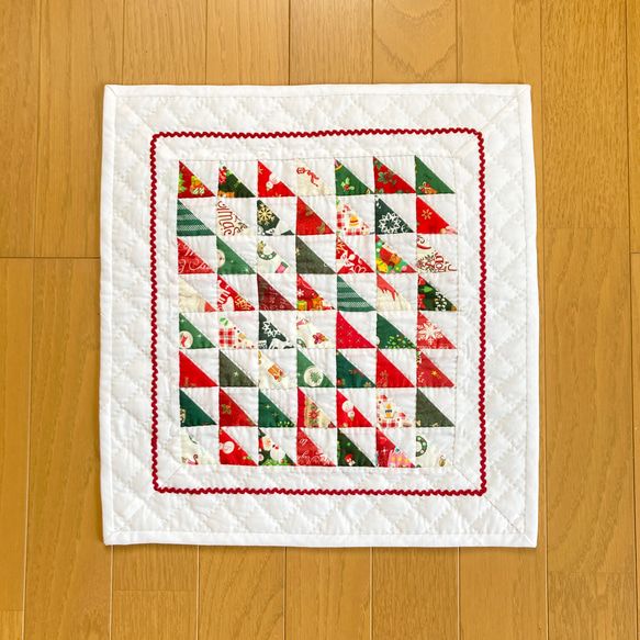 【めるも】クリスマス パッチワークキルト タペストリー（リバティ生地使用） クリスマス クリスマス 三角つなぎのタペストリー パッチワークキルト
