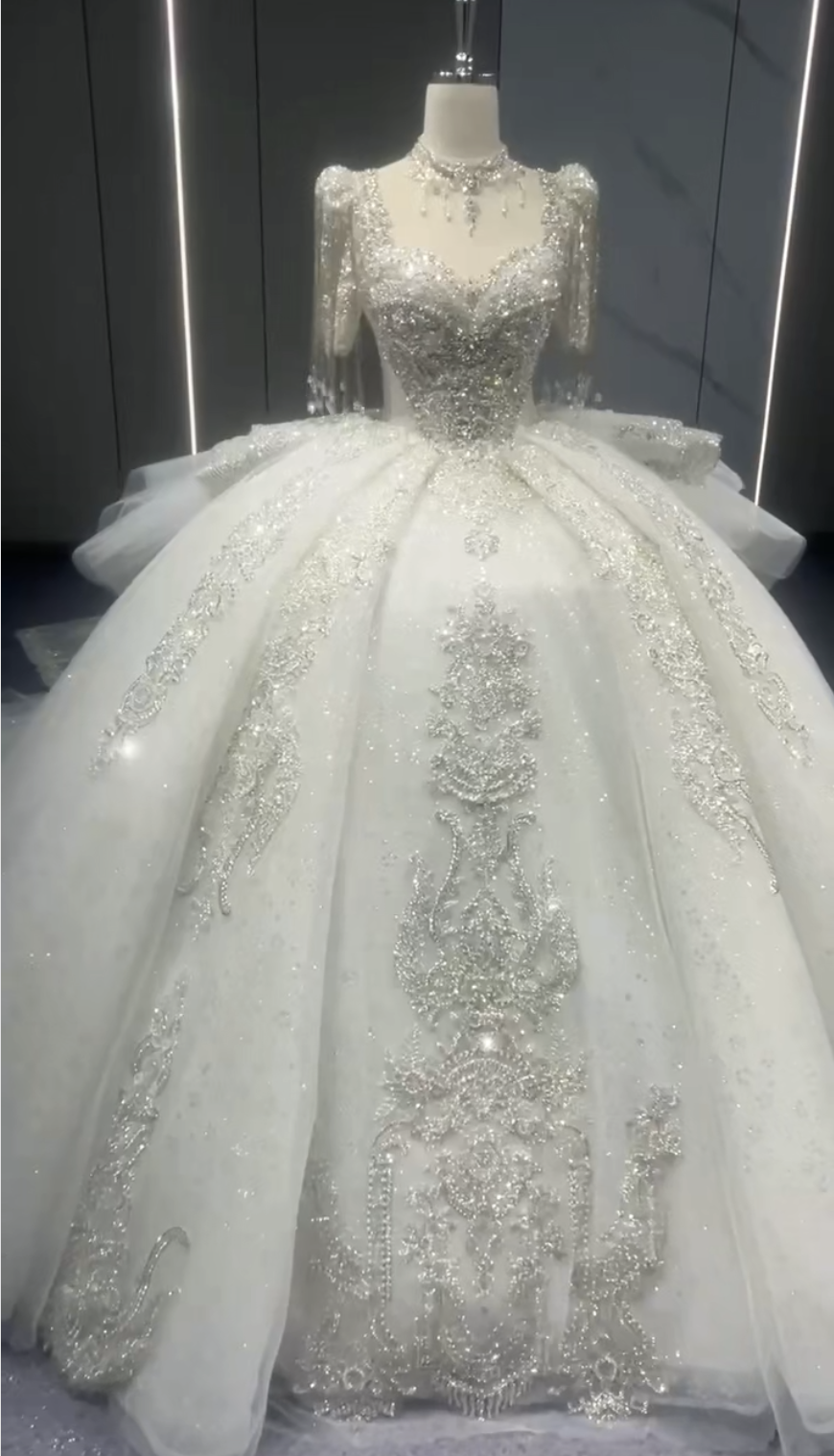 優雅なウェディングドレス　半袖　ビーズビジューきらきら　ボリューム　フレアスカート　プリンセス　可愛いドレス　白ホワイト