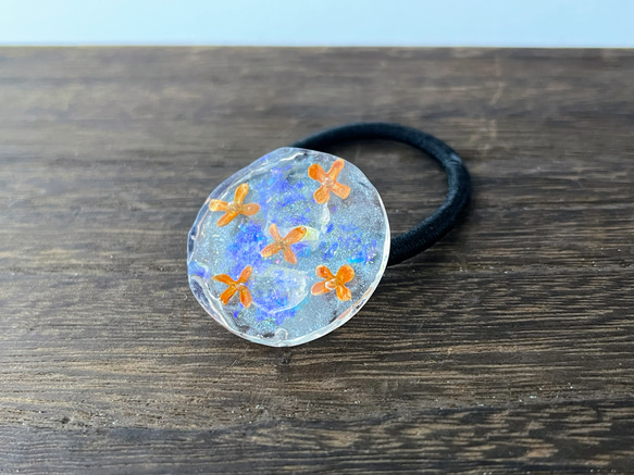 金木犀の宝石ヘアゴム（サファイアブルー） / 風水 / 水面 6枚目の画像