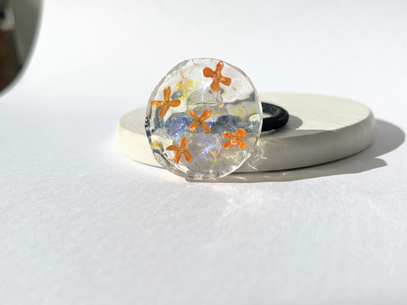 金木犀の宝石ヘアゴム（サファイアブルー） / 風水 / 水面 2枚目の画像