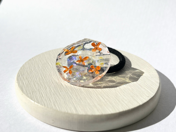 金木犀の宝石ヘアゴム（サファイアブルー） / 風水 / 水面 4枚目の画像