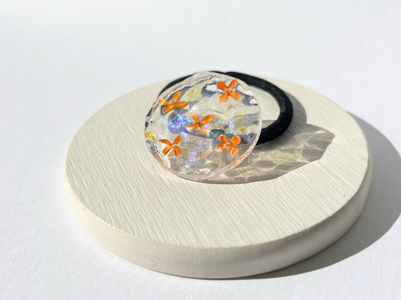 金木犀の宝石ヘアゴム（サファイアブルー） / 風水 / 水面 5枚目の画像