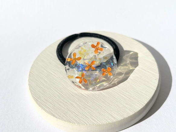 金木犀の宝石ヘアゴム（サファイアブルー） / 風水 / 水面 1枚目の画像