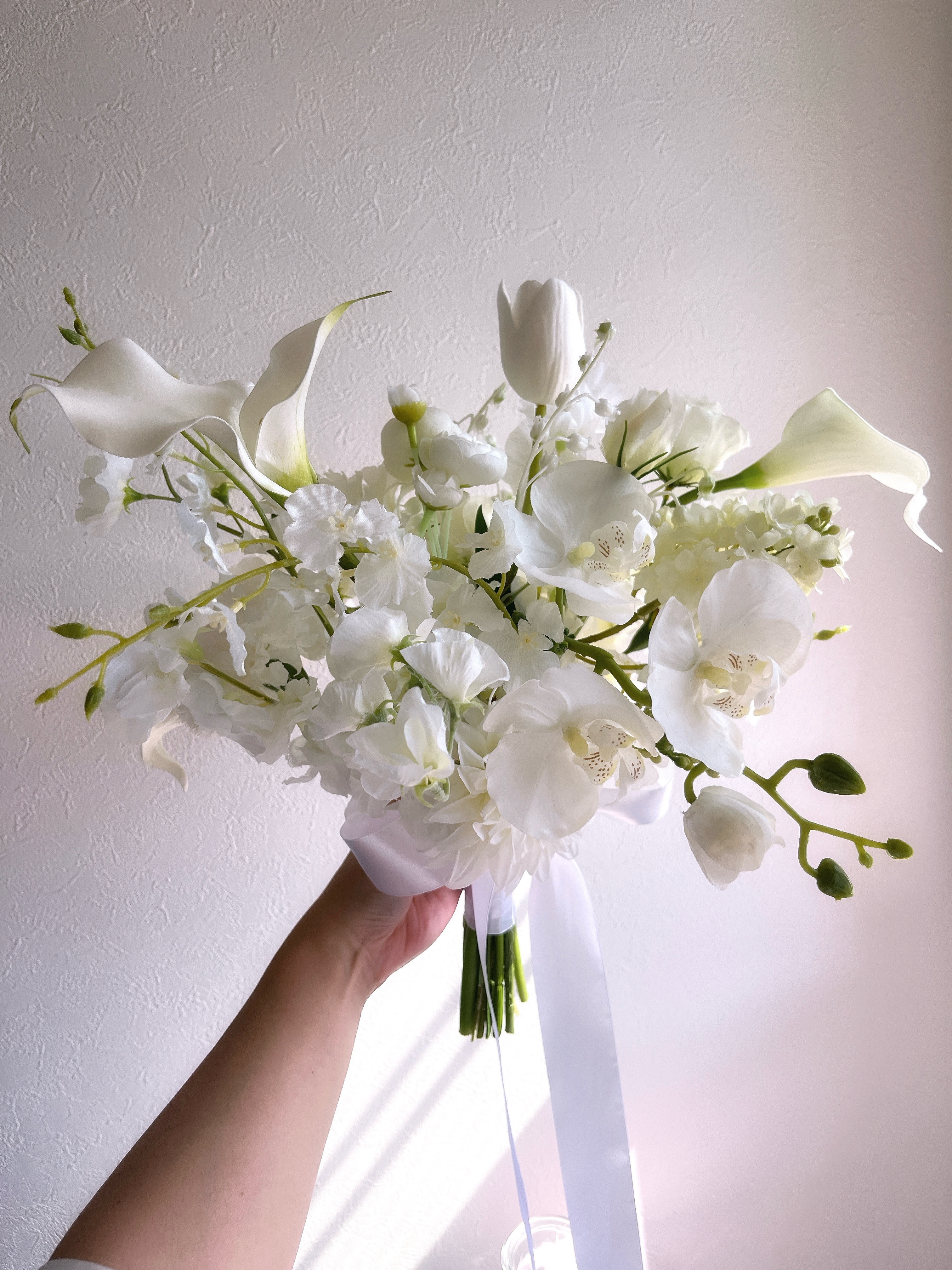 純白カラーリリーと胡蝶蘭のウェディングブーケNo.6 ブートニアセット