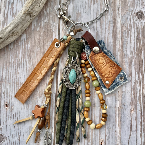 パラコード タッセルバッグチャーム レザーチャーム じゃらじゃら