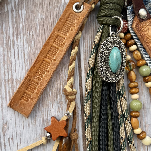 パラコード タッセルバッグチャーム レザーチャーム じゃらじゃら