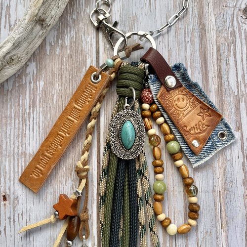 パラコード タッセルバッグチャーム レザーチャーム じゃらじゃら