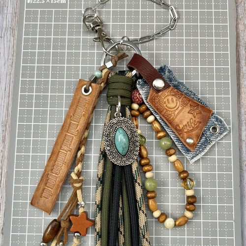 パラコード タッセルバッグチャーム レザーチャーム じゃらじゃら