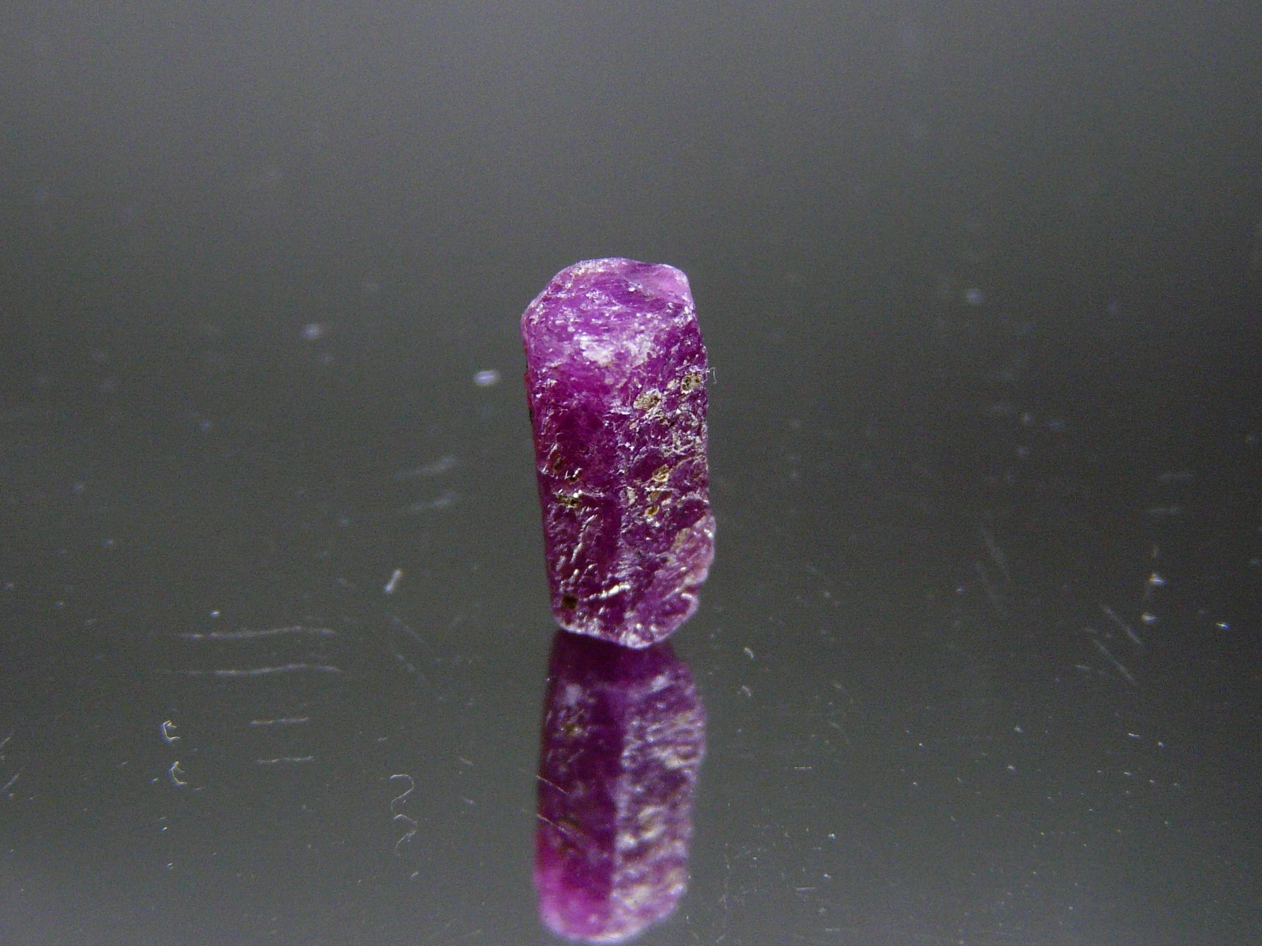 S087　★蛍光ルビー★(@_@。【タンザニア産】天然非加熱ルビー　結晶原石