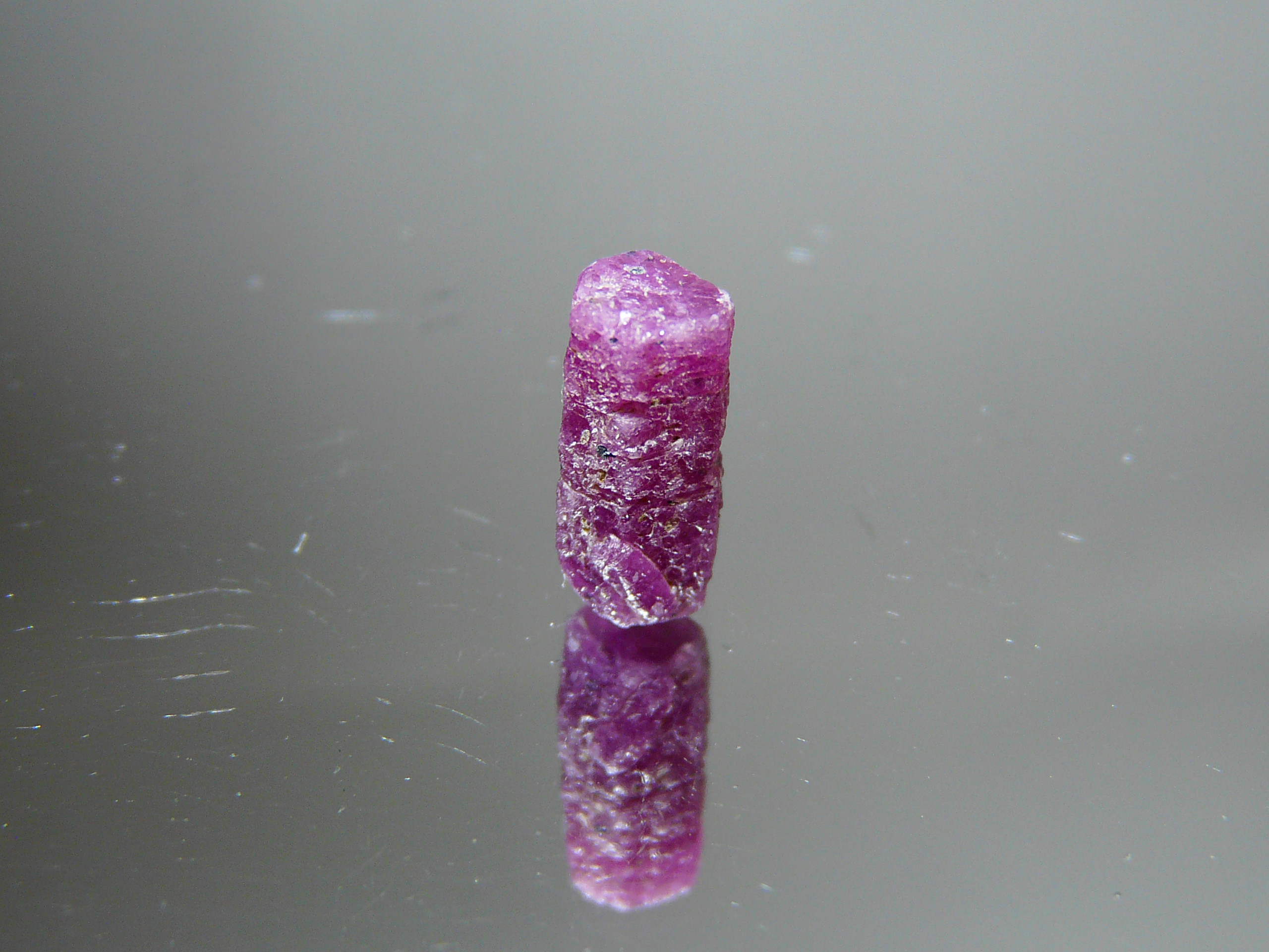 S089　★蛍光ルビー★(@_@。【タンザニア産】天然非加熱ルビー　結晶原石 4,000円