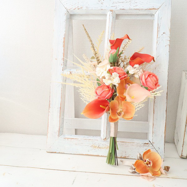 大人オレンジのクラッチブーケ　ブトニア付き　カラー　バラ　造花　前撮り　フォトウェディング　422