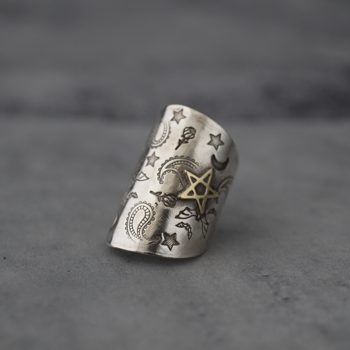 バンダナのような。それはまるで黒魔術の様な。