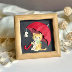 ［原画］和紙ちぎり絵『梅雨空とネコ』赤い傘の三毛猫とてるてる坊主の小さな半立体アート 1枚目の画像