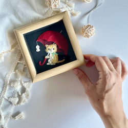 ［原画］和紙ちぎり絵『梅雨空とネコ』赤い傘の三毛猫とてるてる坊主の小さな半立体アート 5枚目の画像