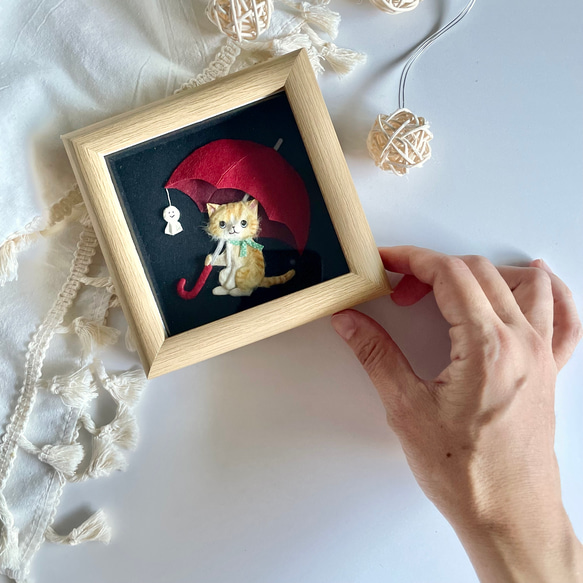 ［原画］和紙ちぎり絵『梅雨空とネコ』赤い傘の三毛猫とてるてる坊主の小さな半立体アート 5枚目の画像