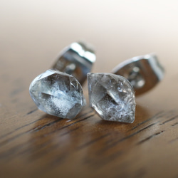 （獨一無二）赫基蒙鑽石耳環（8毫米，醫用不鏽鋼） 第1張的照片