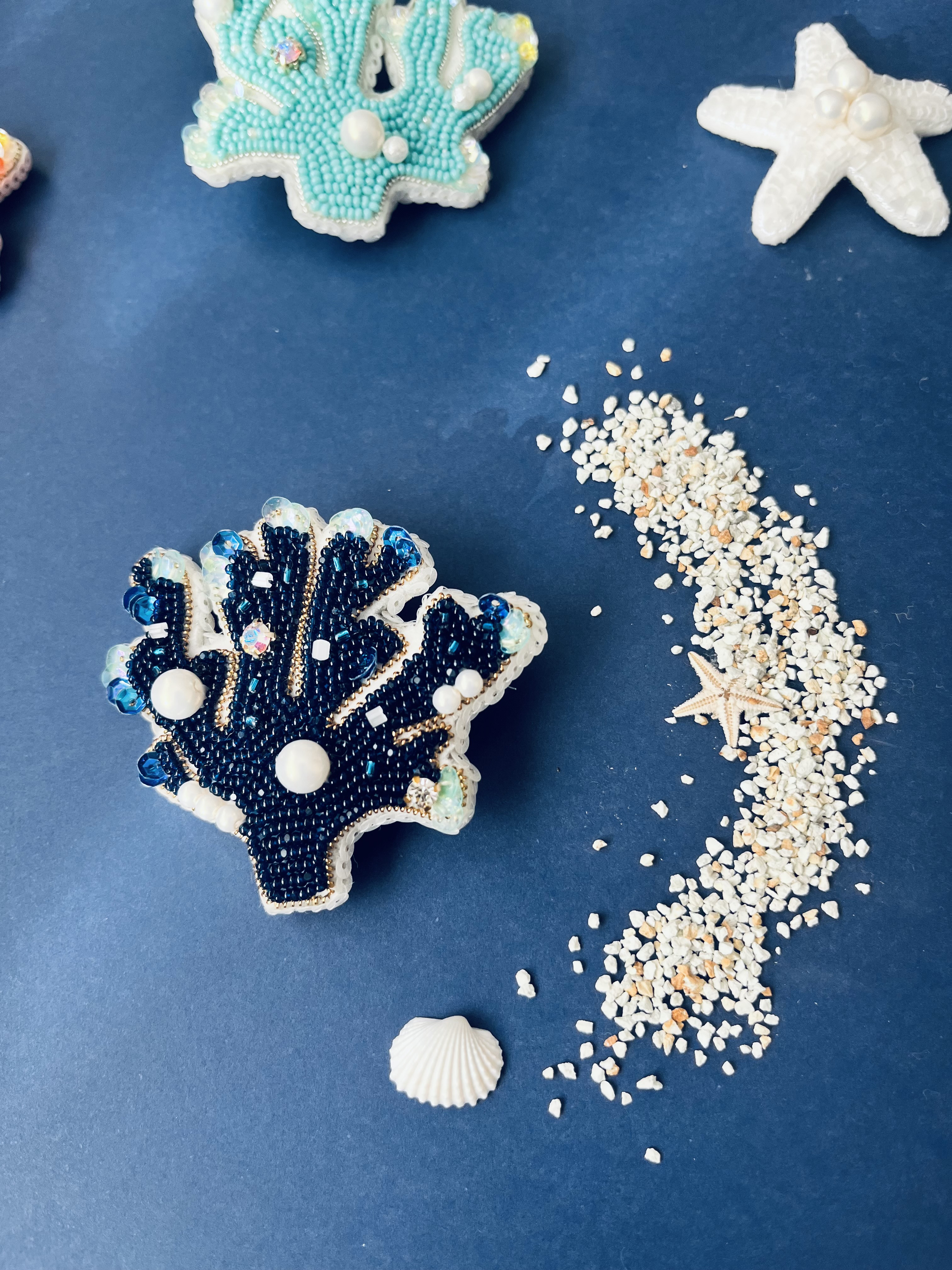 ディープブルー珊瑚　ビーズ刺繍　3way ブローチ　キーホルダー　バックチャーム