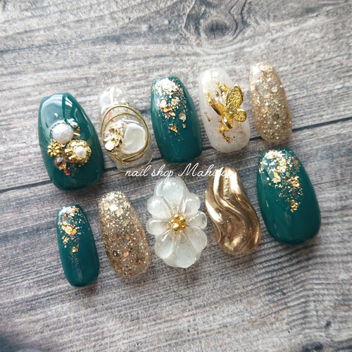 ネイルチップ 成人式 振袖 緑 フルオーダー オーダーネイル ニュアンス 緑の成人式の振り袖専用ニュアンスネイルチップデザイン👏 緑色が