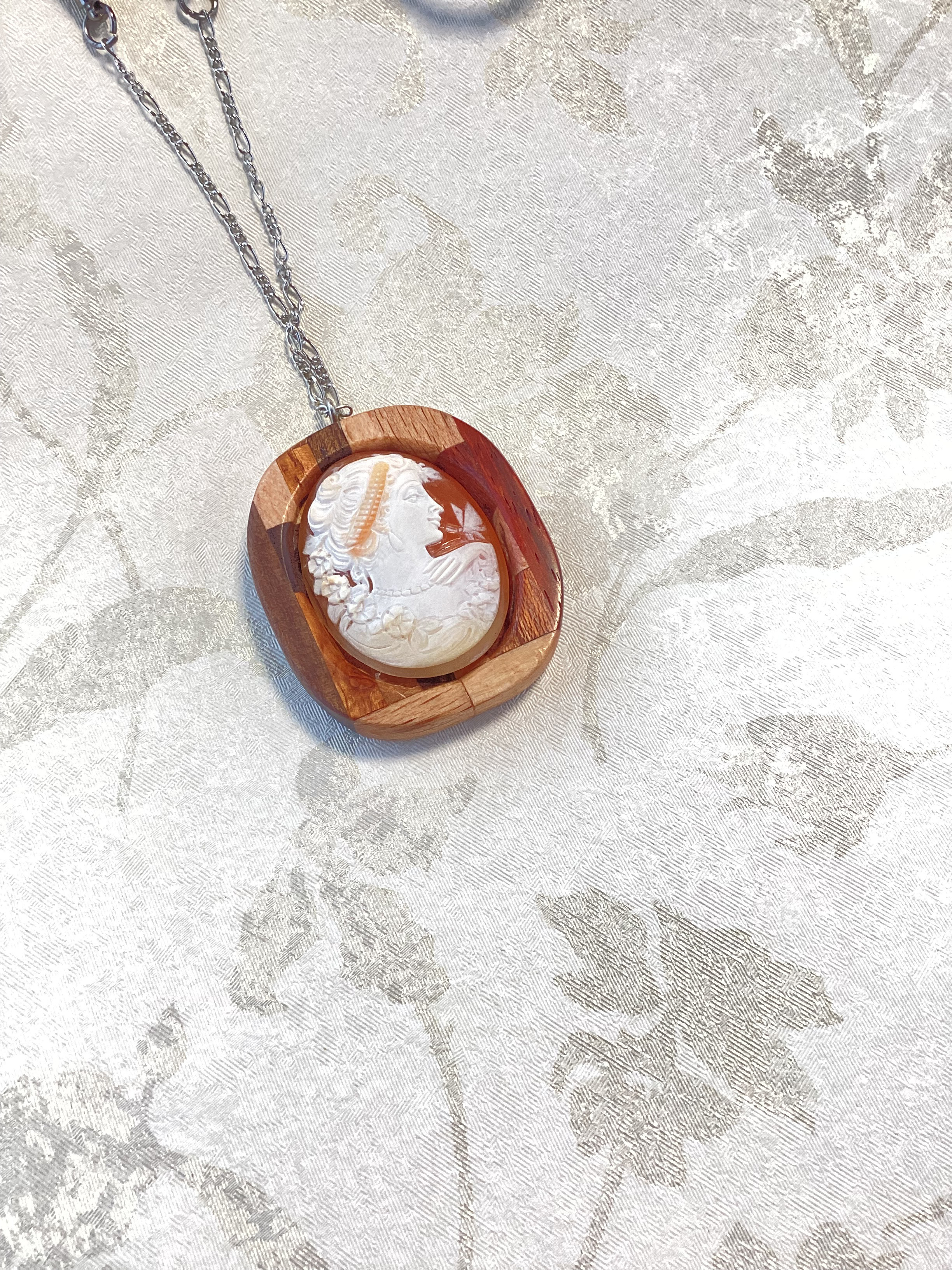 寄木細工とカメオのロングペンダント“フォレスト・ミューズ”