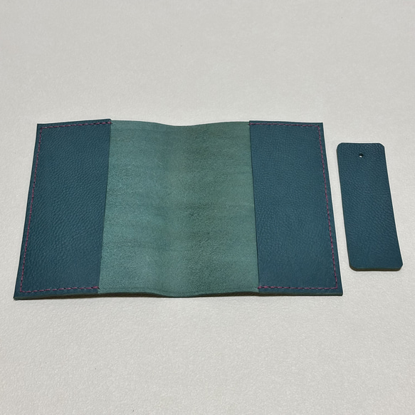 【在庫品・即納可能】イタリア製牛革のシンプルブックカバー（文庫サイズ・テールグリーン） 4枚目の画像