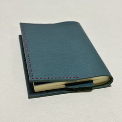 【在庫品・即納可能】イタリア製牛革のシンプルブックカバー（文庫サイズ・テールグリーン） 2枚目の画像