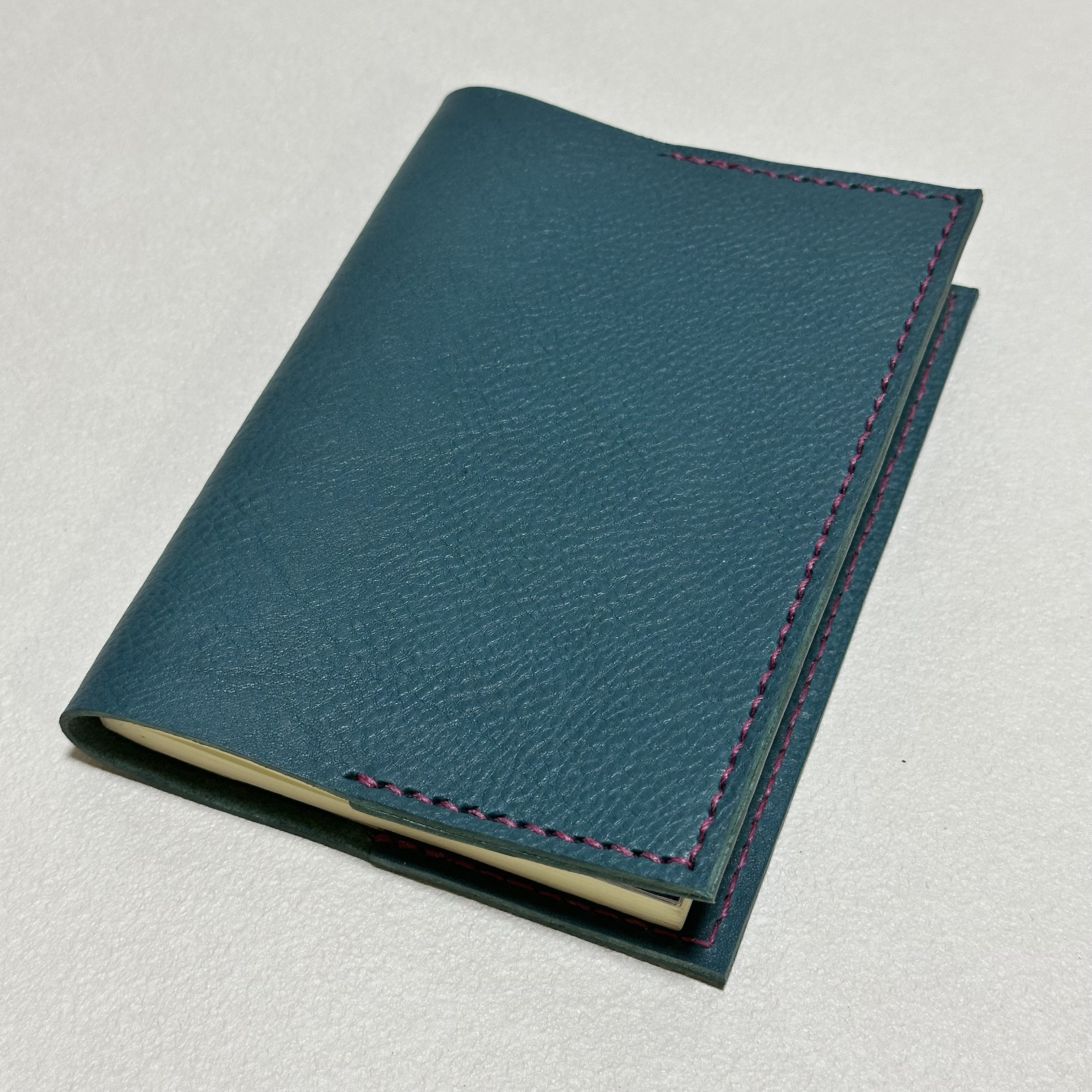 【在庫品・即納可能】イタリア製牛革のシンプルブックカバー（文庫サイズ・テールグリーン）