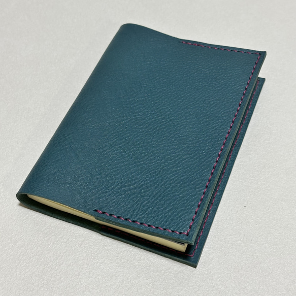 【在庫品・即納可能】イタリア製牛革のシンプルブックカバー（文庫サイズ・テールグリーン） 1枚目の画像