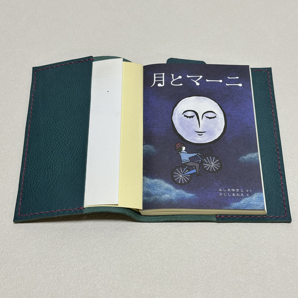 【在庫品・即納可能】イタリア製牛革のシンプルブックカバー（文庫サイズ・テールグリーン） 3枚目の画像