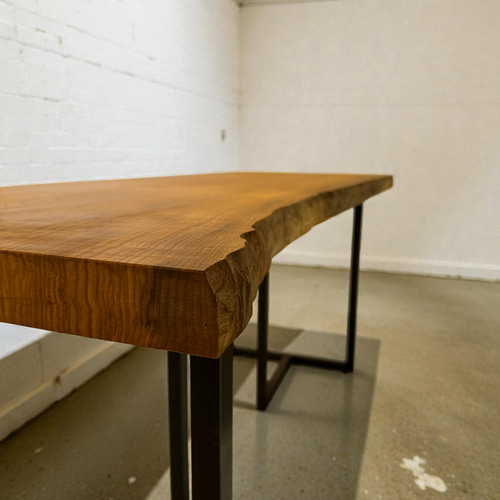 流れる木目が静かに息づく｜栓（セン）一枚板ダイニングテーブル