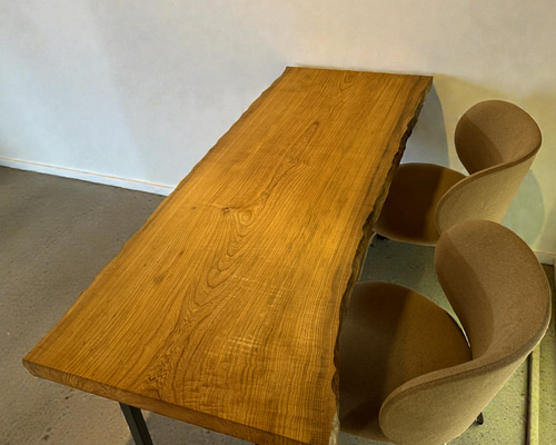 流れる木目が静かに息づく｜栓（セン）一枚板ダイニングテーブル