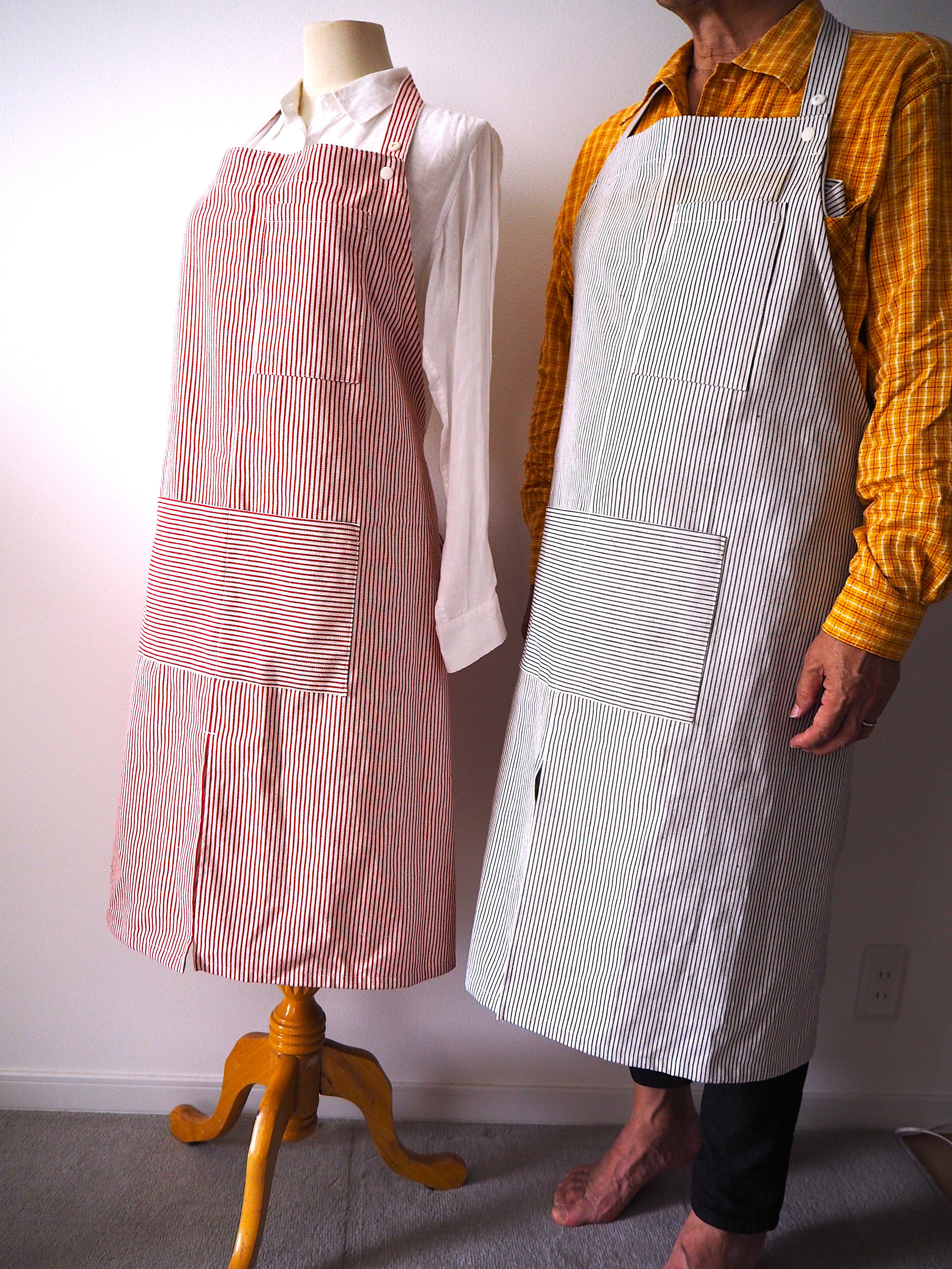 ★ペアエプロン★　ご夫婦で同じデザインのエプロンは如何ですか？前スリット、大きなポケット、タオル掛け付き