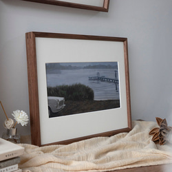 Bless - ウォールナット無垢材フォトフレーム｜写真立て 4×6〜A3対応｜壁掛け＆スタンド両用｜ギフトに最適 1枚目の画像