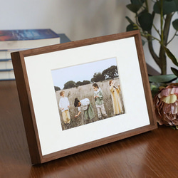 Bless - ウォールナット無垢材フォトフレーム｜写真立て 4×6〜A3対応｜壁掛け＆スタンド両用｜ギフトに最適 7枚目の画像