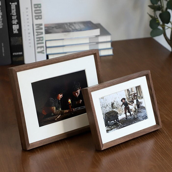 Bless - ウォールナット無垢材フォトフレーム｜写真立て 4×6〜A3対応｜壁掛け＆スタンド両用｜ギフトに最適 3枚目の画像