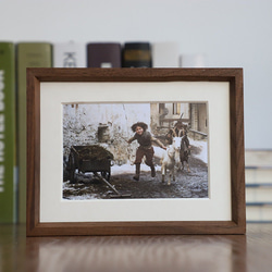 Bless - ウォールナット無垢材フォトフレーム｜写真立て 4×6〜A3対応｜壁掛け＆スタンド両用｜ギフトに最適 2枚目の画像